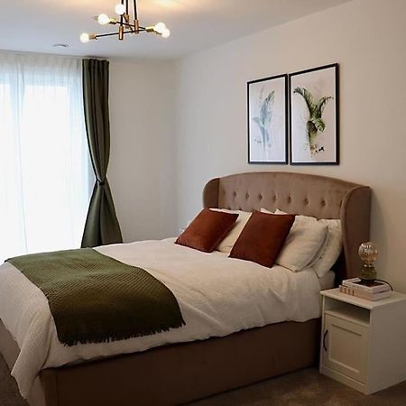 A Stylish Two Bedroom Modern Apartment With Parking Баркинг Экстерьер фото