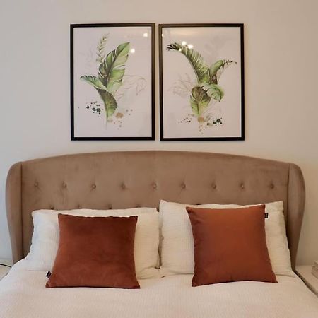 A Stylish Two Bedroom Modern Apartment With Parking Баркинг Экстерьер фото
