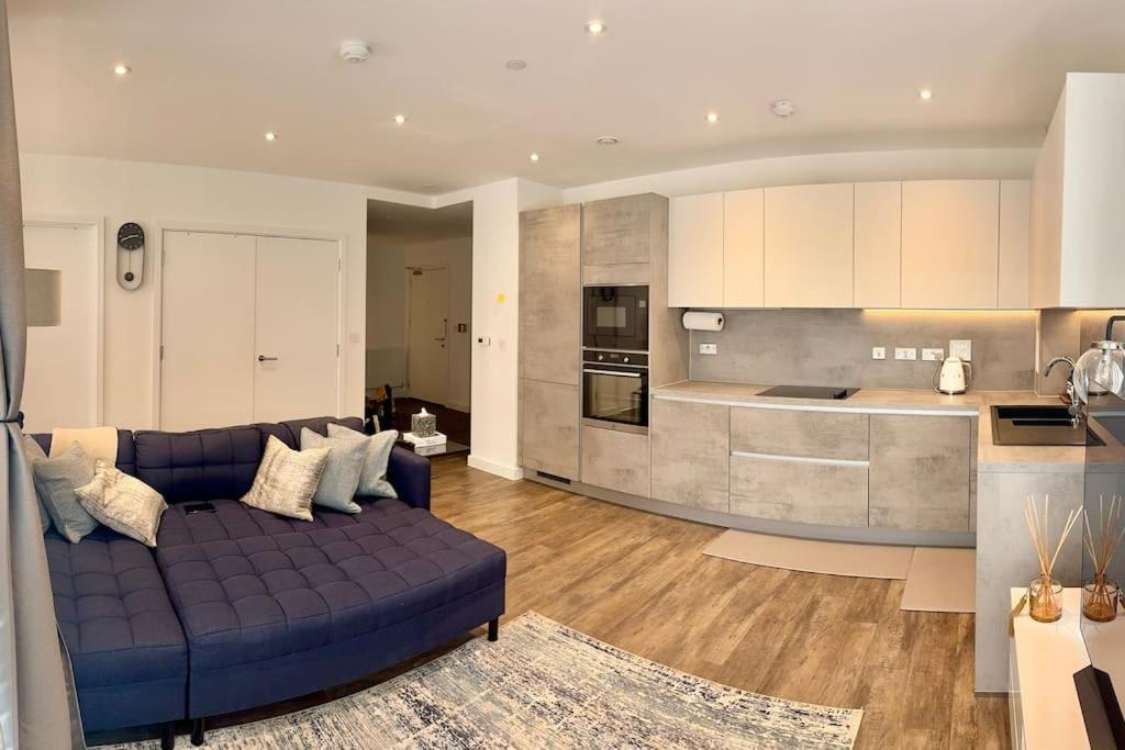 A Stylish Two Bedroom Modern Apartment With Parking Баркинг Экстерьер фото