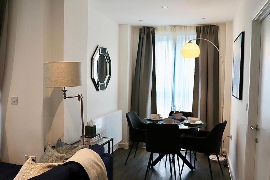 A Stylish Two Bedroom Modern Apartment With Parking Баркинг Экстерьер фото