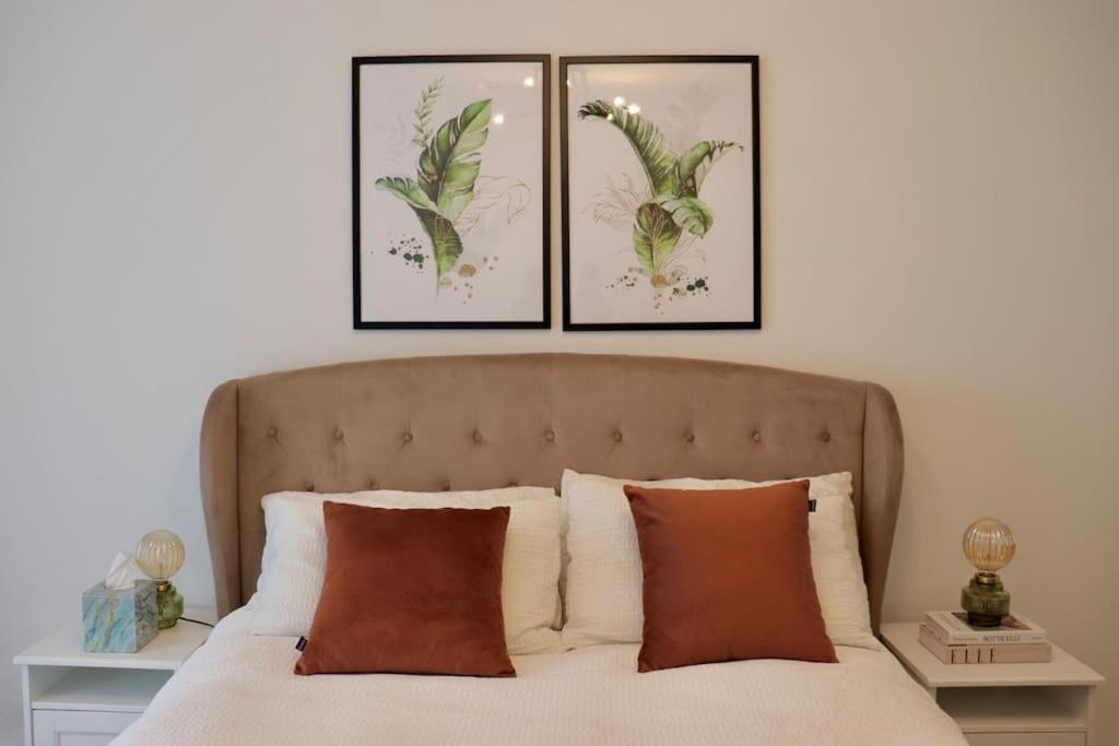 A Stylish Two Bedroom Modern Apartment With Parking Баркинг Экстерьер фото