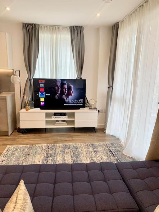 A Stylish Two Bedroom Modern Apartment With Parking Баркинг Экстерьер фото