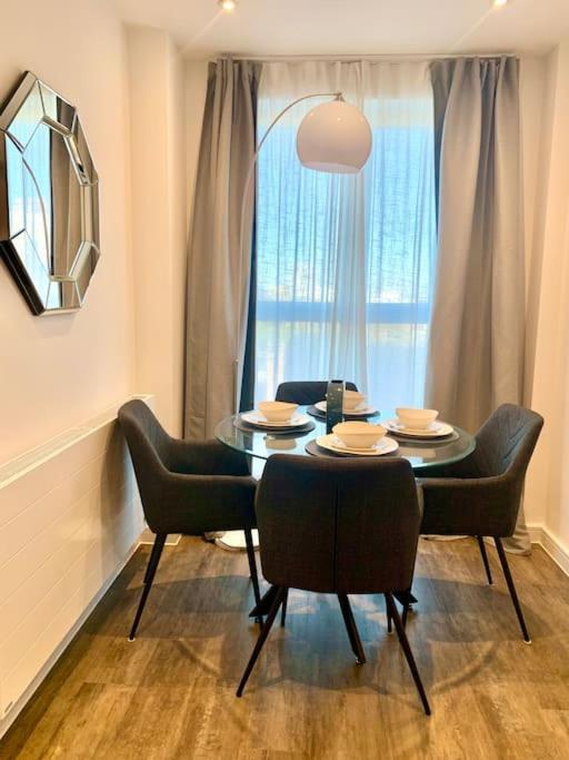 A Stylish Two Bedroom Modern Apartment With Parking Баркинг Экстерьер фото